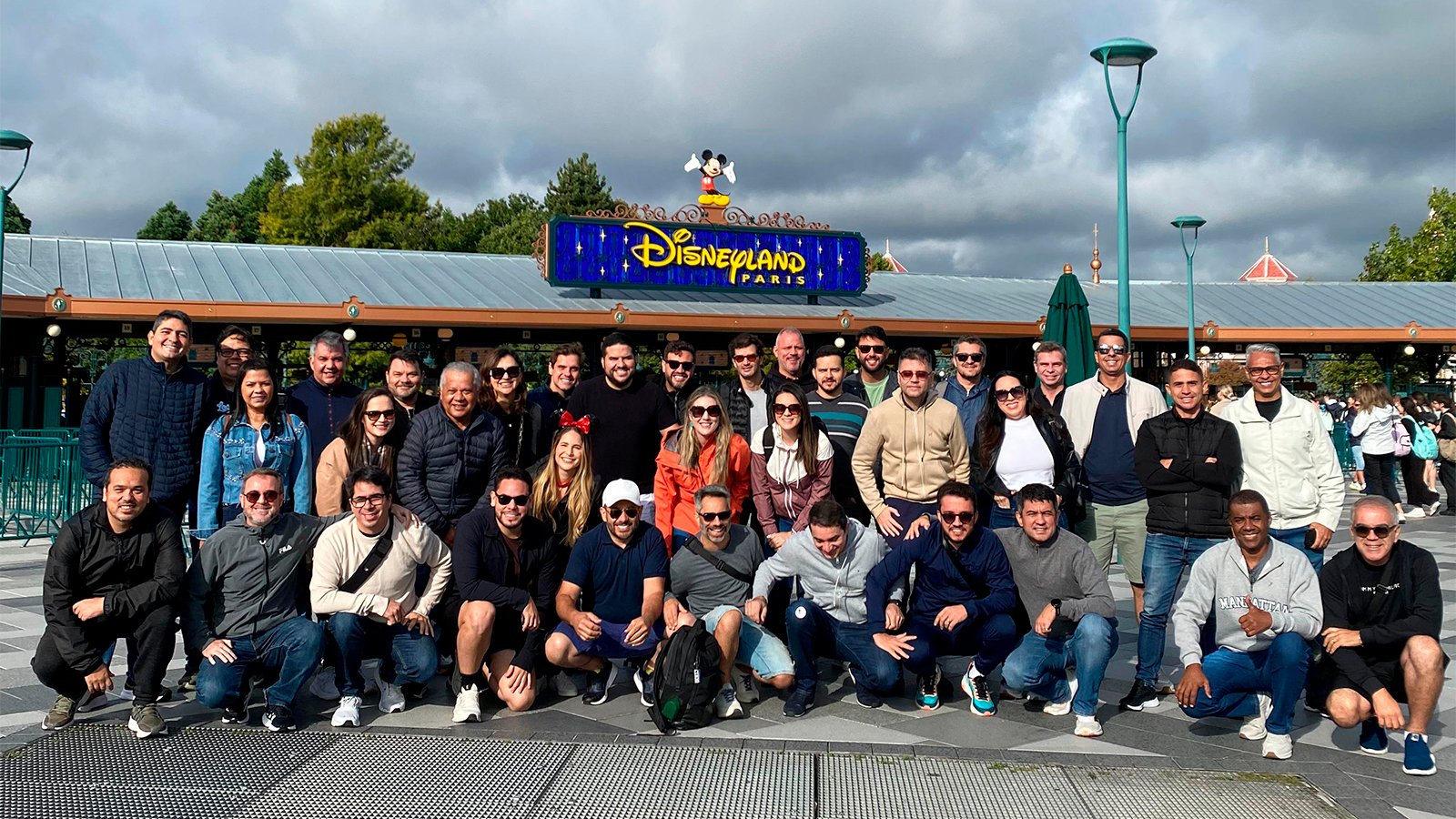 funcionarios reunidos apos um Viagem corporativa