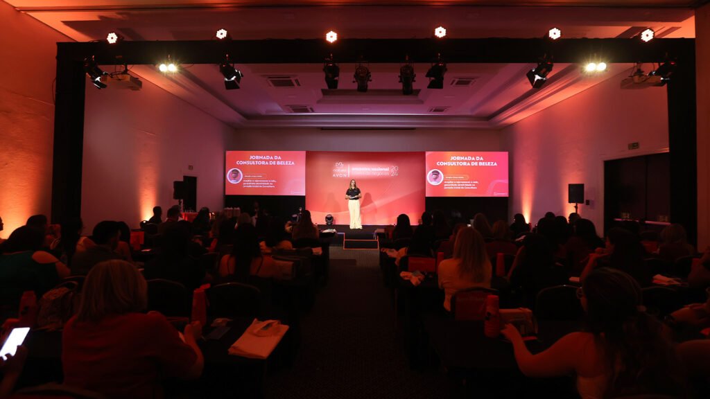 varios profisionais se reunindo antes de Eventos corporativos