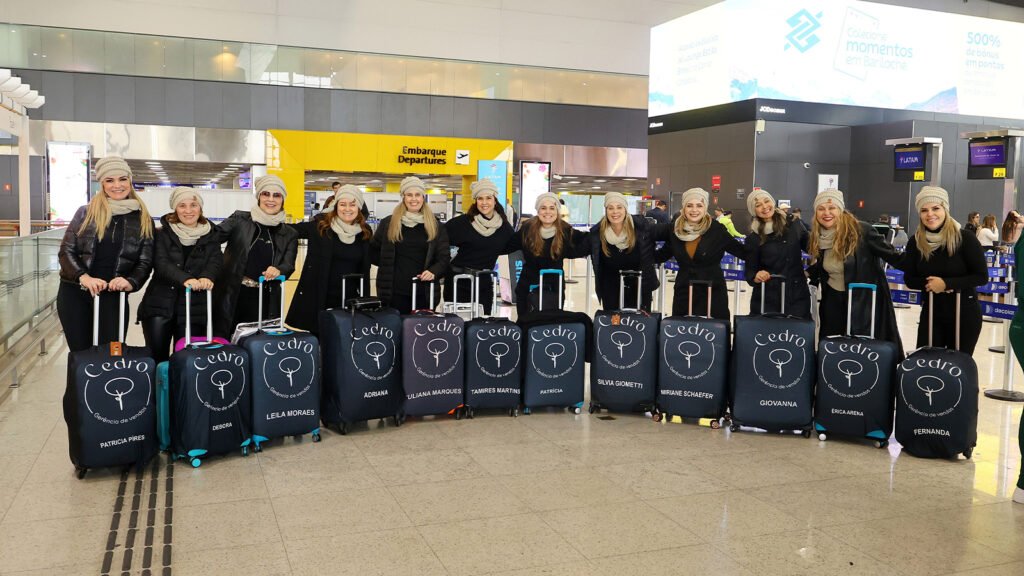 grupo de funcionarios esperando voo para uma Viagem de incentivo