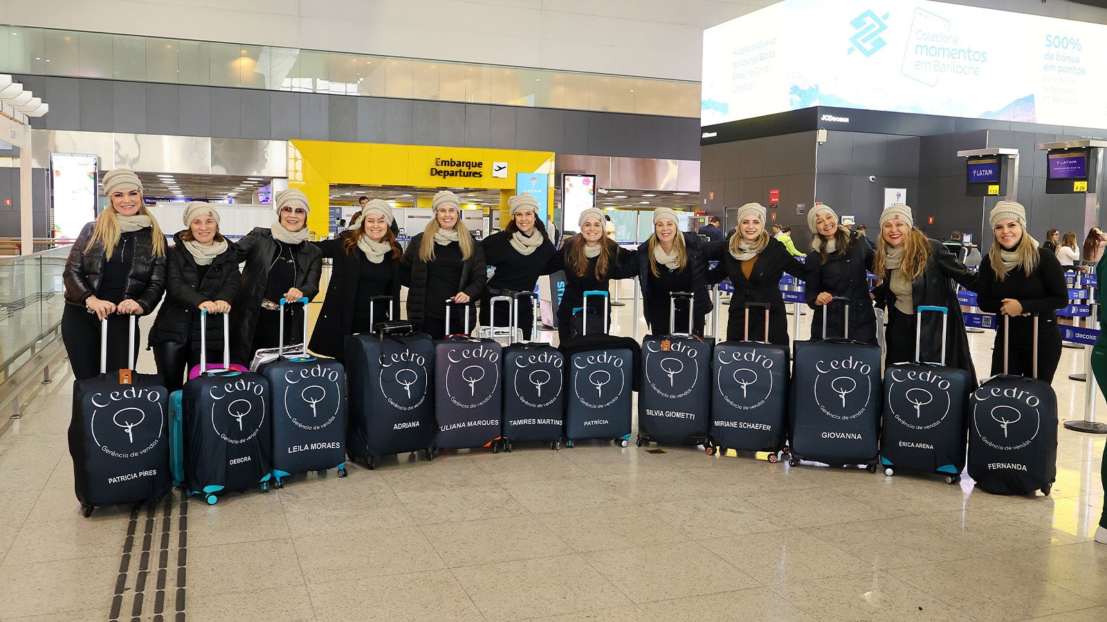 grupo de funcionarios esperando voo para uma Viagem de incentivo