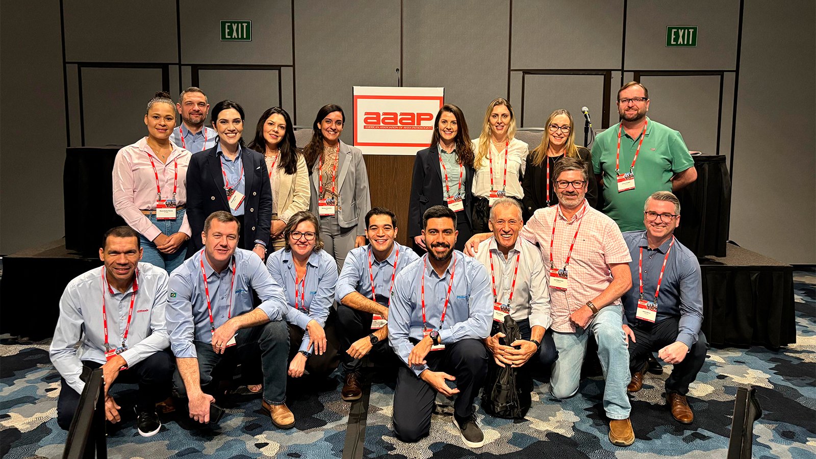 doi profisionais a caminho de mais uma Viagem corporativa