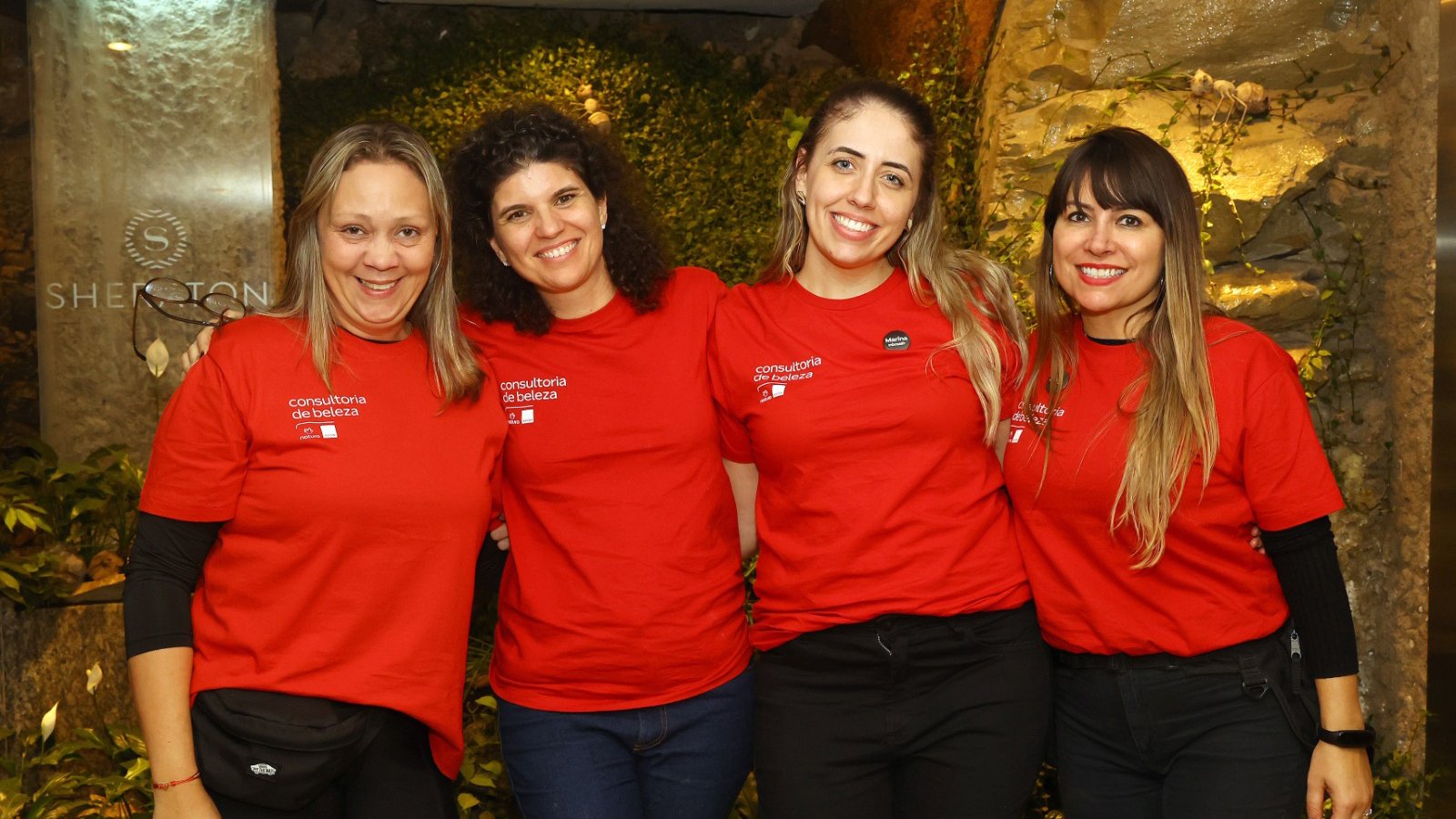 grupo de trabalhadores aproveitando um almoço devudo a uma boa Gestão de eventos